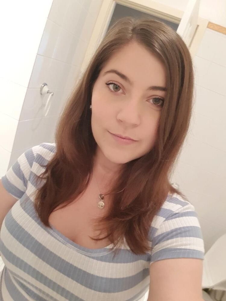 Morena francesa tetona