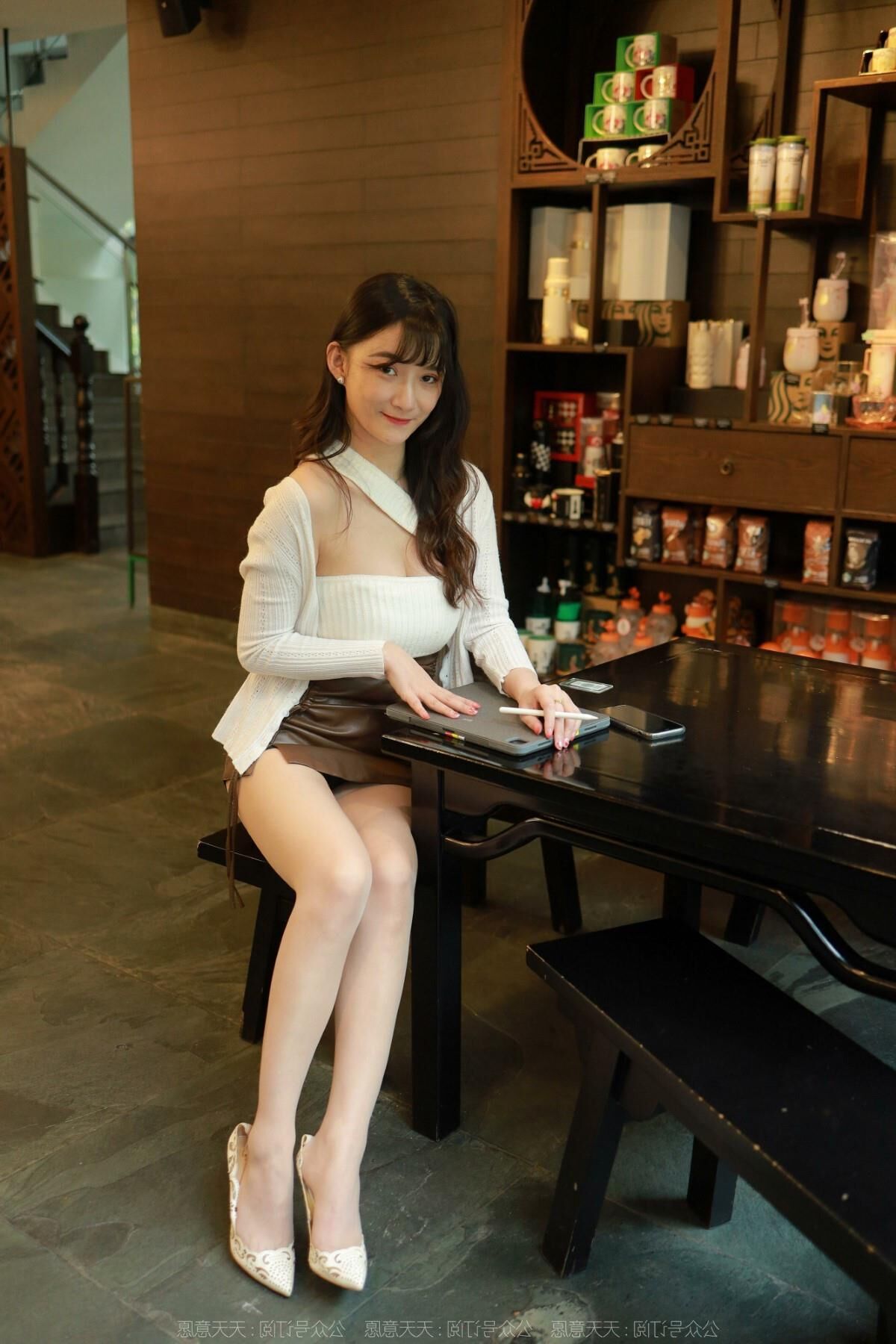 Sexy asiatisches Mädchen in Nylon und Leder