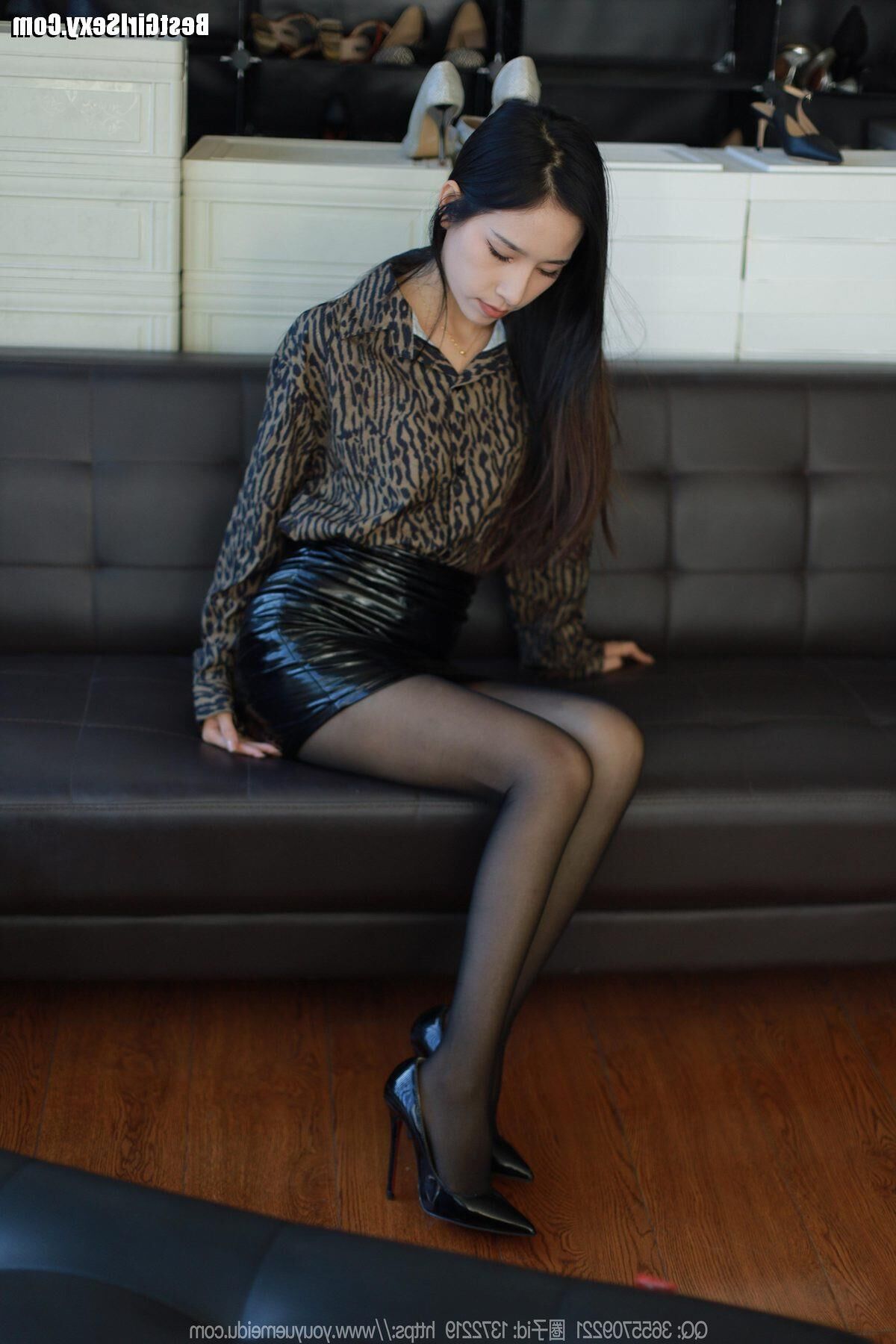 Sexy asiatisches Mädchen in Nylon und Leder
