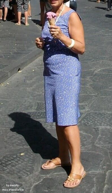 Reife italienische Frau vom Ehemann ausgesetzt
