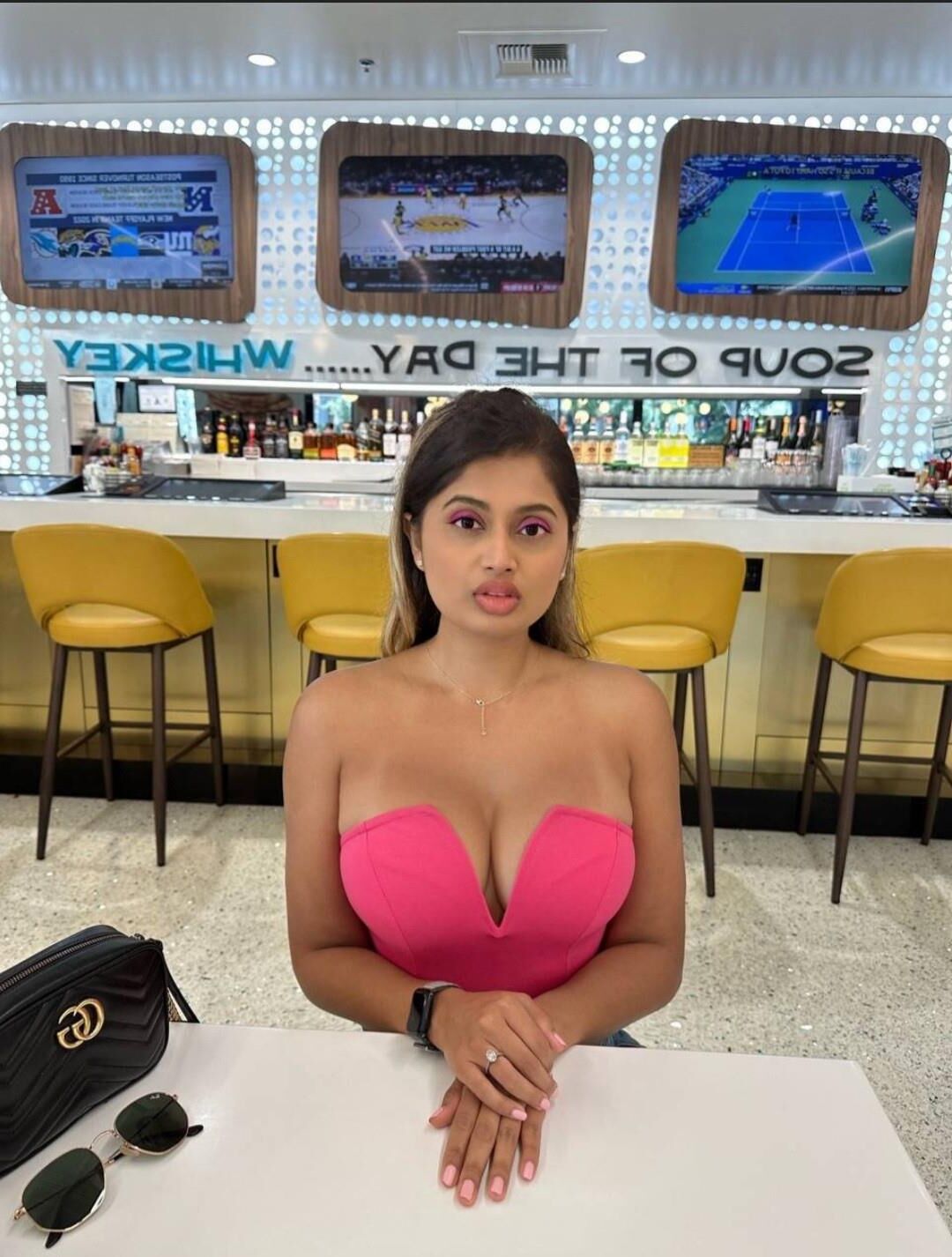 Divertido bimbo indio