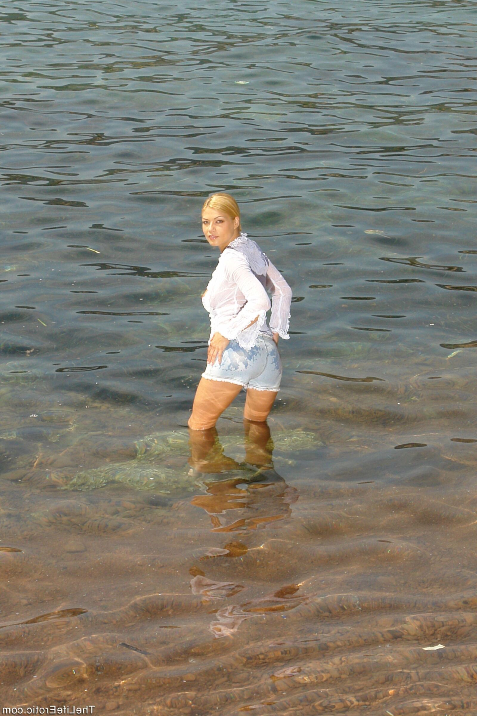 Adriana Water ()