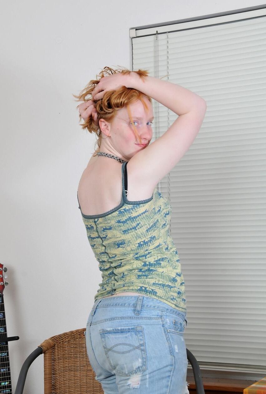 Exquise rouquine petits nichons et chatte poilue
