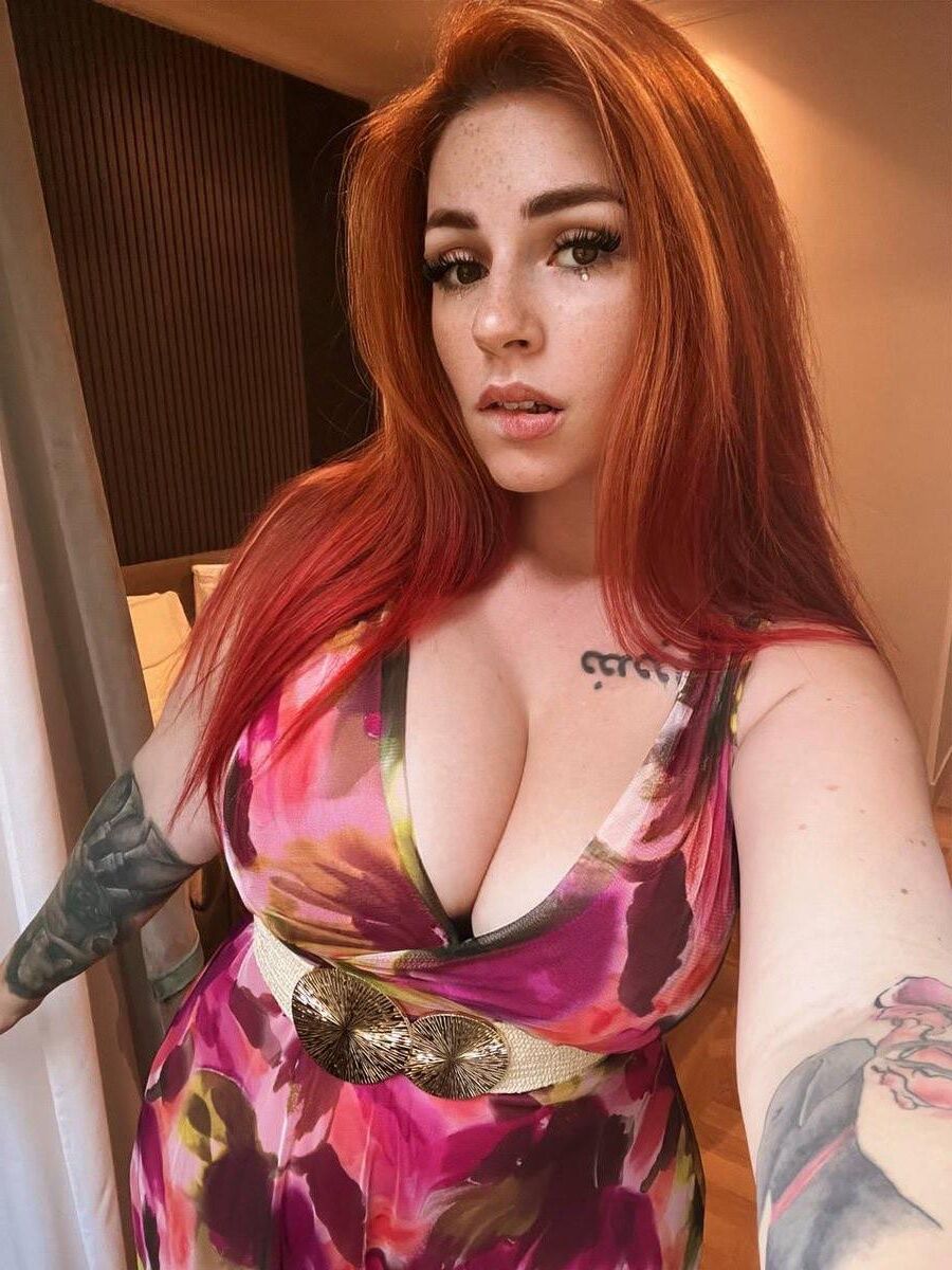 Lucelf Big Ass Big Boobs Hermosa chica pelirroja Mezclas calientes mixtas