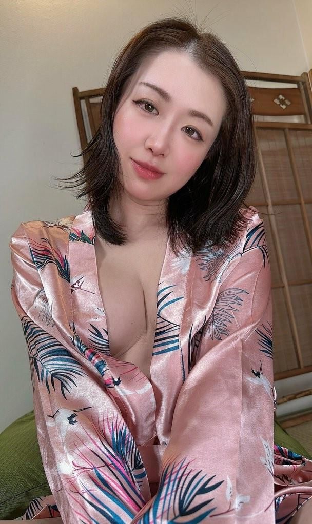 Japanische Schlampe necken in einem Kimono