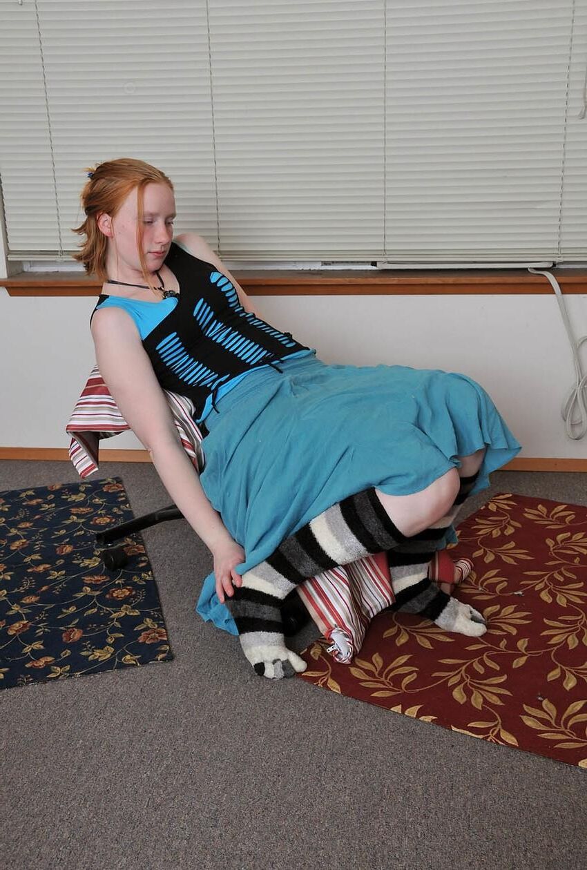 Exquise rouquine petits nichons et chatte poilue
