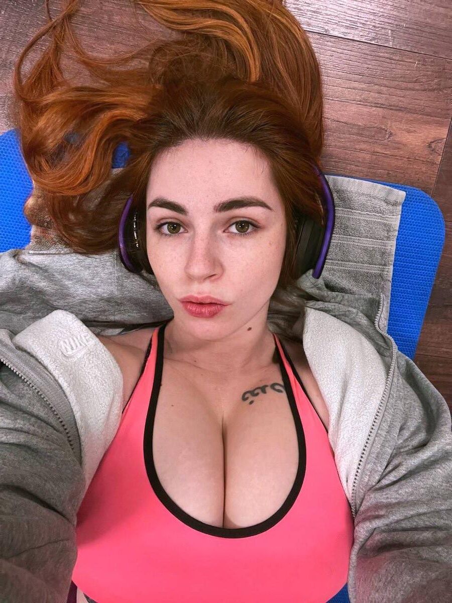 Lucelf Big Ass Big Boobs Hermosa chica pelirroja Mezclas calientes mixtas