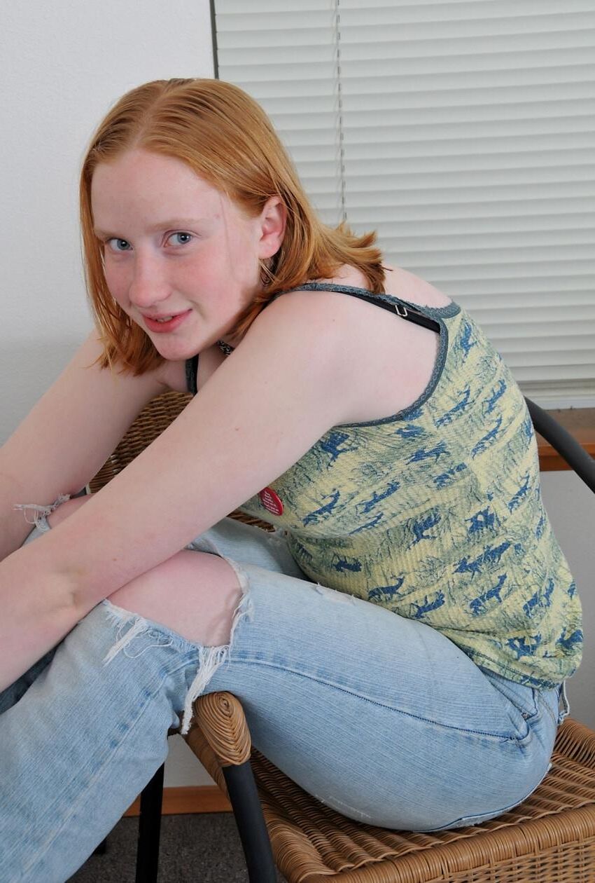 Exquise rouquine petits nichons et chatte poilue