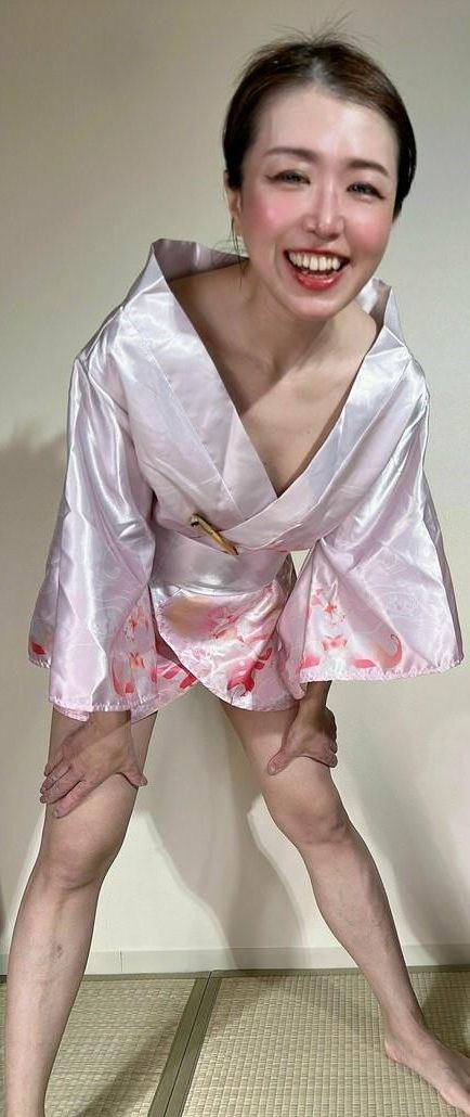 Japanische Schlampe necken in einem Kimono