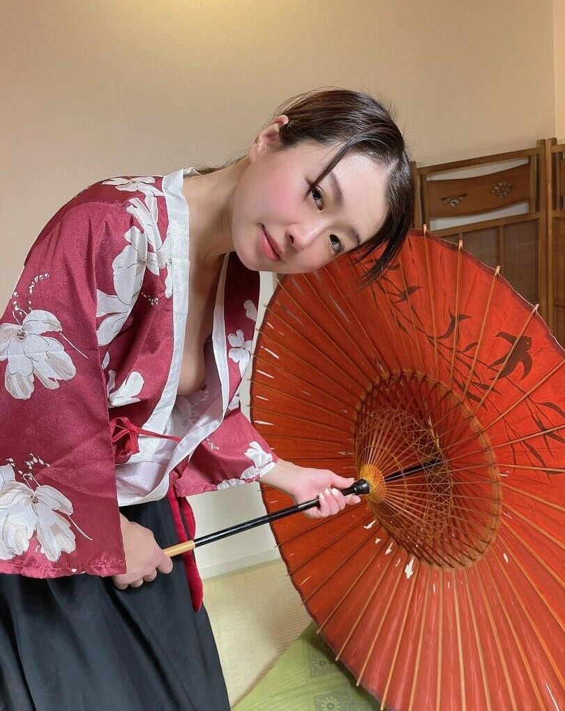 Japanische Schlampe necken in einem Kimono